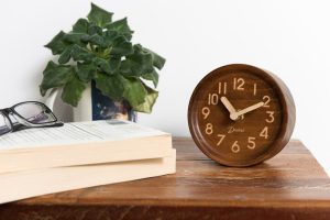Đồng hồ decor để bàn nhỏ